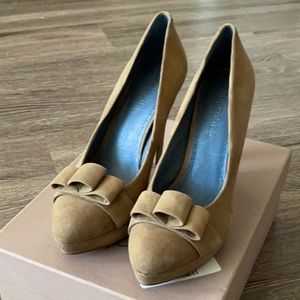 NWT Suede Nude Pumps with Bow